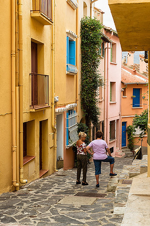 Street Gossip - Collioure